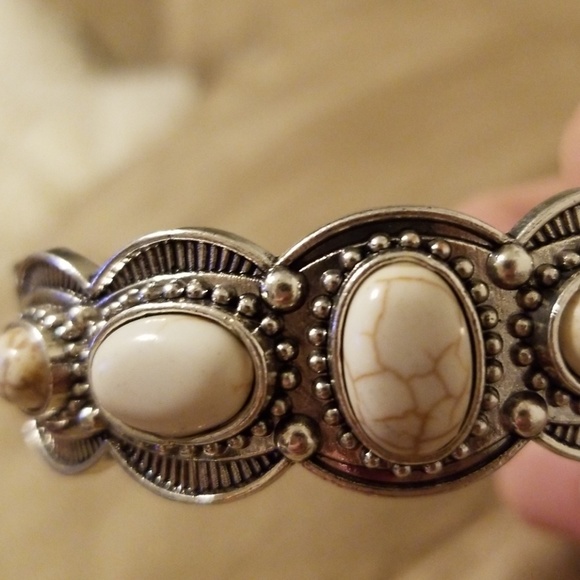 Cuff bracelet - Picture 3 of 3